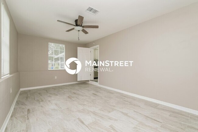 Building Photo - 4 Bedroom Pet-Friendly Home in Tampa, FL with Main Street Renewal