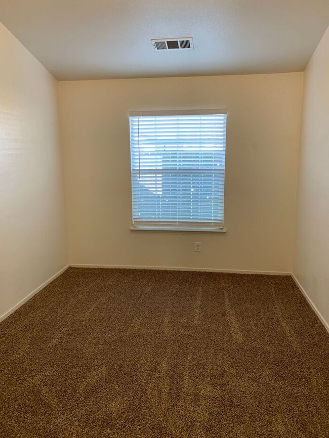 Building Photo - Aparment home available on Santa Fe!