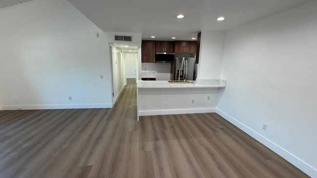 Building Photo - 10331 Lindley Ave