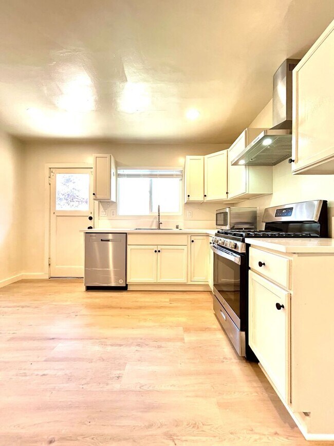 Foto del edificio - Now Leasing for the 2026-2027 School Year:...