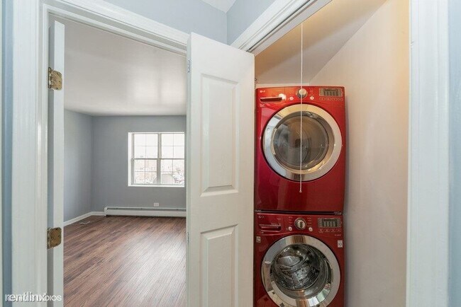 Building Photo - 2 br, 2 bath Condo - 6560 W Belmont Ave