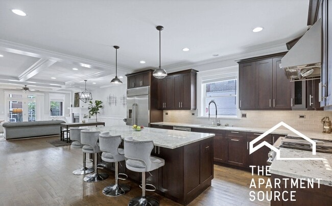 Building Photo - 1324 W Grand Ave