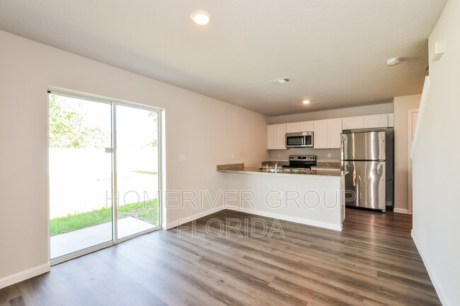 Building Photo - 107 Persimmon Dr