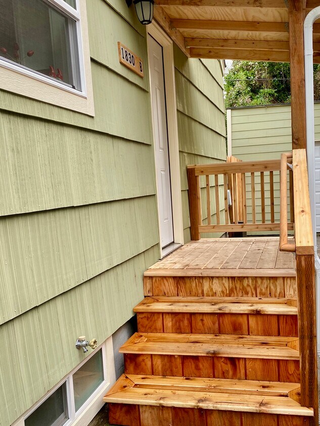 Private entry to apartment - 1830 N Kilpatrick St