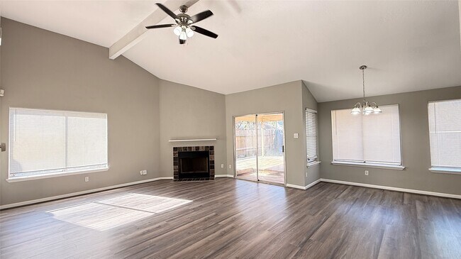 Foto del edificio - 12651 Day Hollow Ln