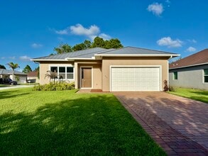 Building Photo - 660 NE Moss Rose Pl