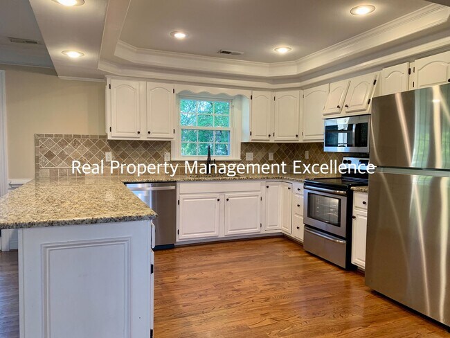 Building Photo - Impressive Residence, 4 Bed, 3.5 Bath w/2 ...
