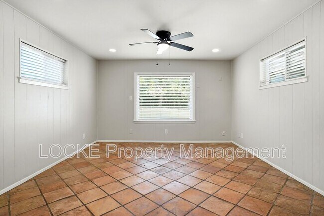 Foto del edificio - 3528 Rogers Ave