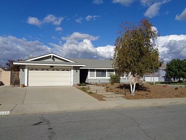 Foto del edificio - Single Story 4 bedroom and 2 bath home in ...