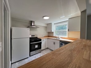 Building Photo - 2525 Woodland Dr