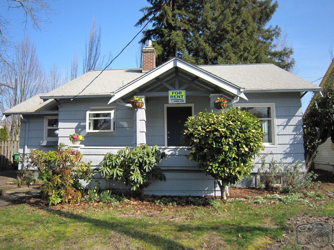 2 bedrooms, 1 bonus room, 1 bath House - 4030 SE 16th Ave., Portland - 4030 SE 16th Ave