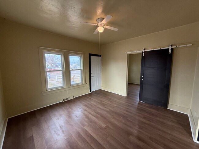 Building Photo - Two bedroom, one bathroom, pet friendly home located in Scottsbluff, NE.