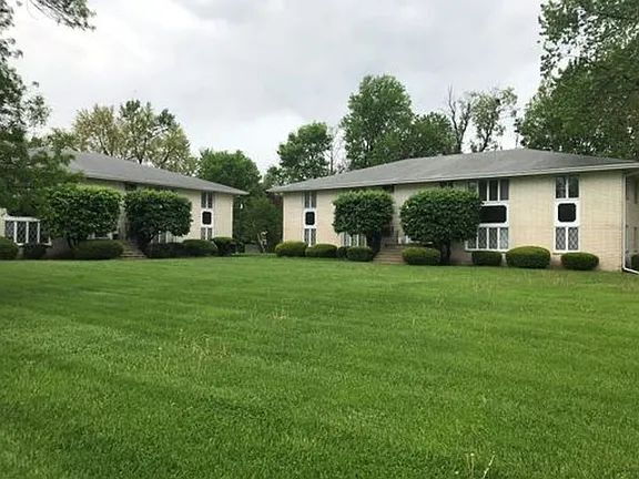 Building Photo - Spacious two bedroom and one bath apartment located minutes away from shopping and eateries.