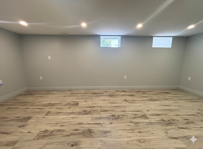 Building Photo - 115 Green Rd