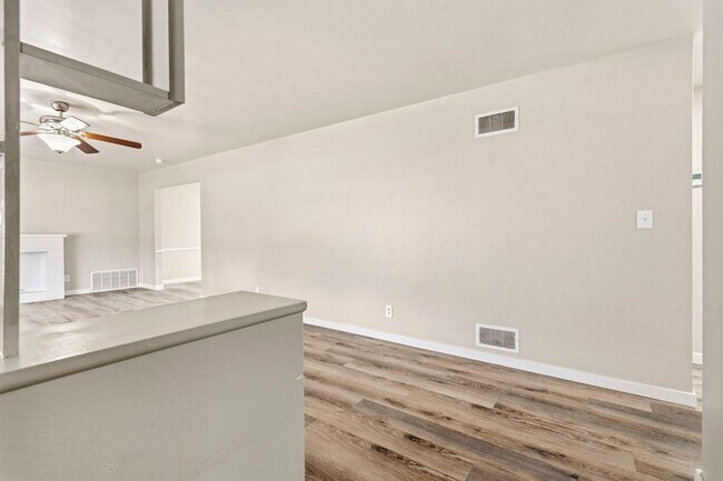 Foto del edificio - 3 bedroom 1 bath 1 car garage- newly renovated!