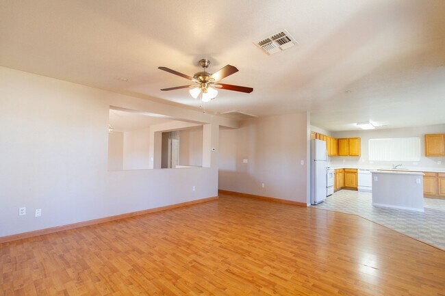 Foto del edificio - 8566 E Desert Ln