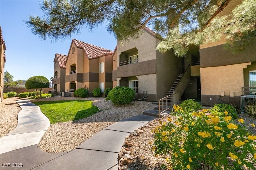 Foto principal - 2200 S Fort Apache Rd