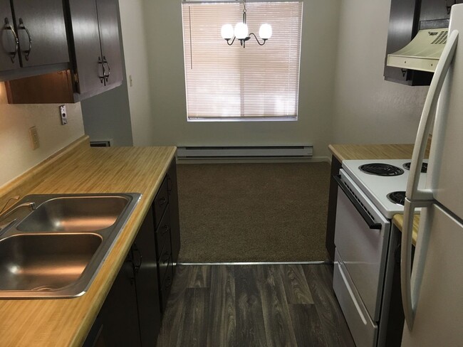 Foto del edificio - LARGE 1 BED 1 BATH WITH WASHER DRYER HOOKUPS