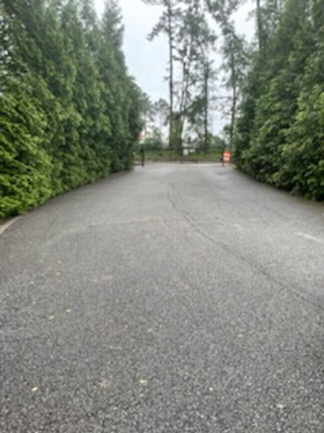 Foto del edificio - GORGEOUS EXECUTIVE TOWNHOME IN GATED COMMUNITY