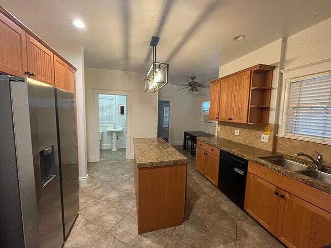 Foto del edificio - 2723 Kenwood Ave
