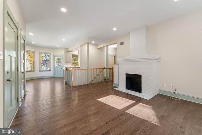 Building Photo - 6107 44th Ave