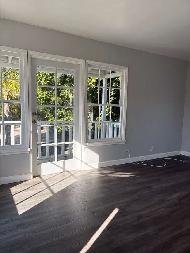 Building Photo - 5516 Vanalden Ave