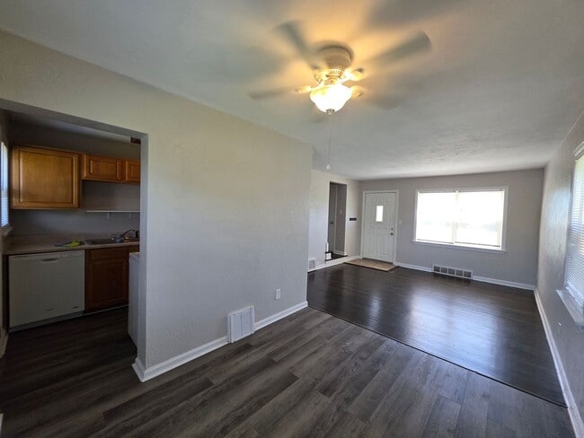 Building Photo - 2 Bed Duplex Near Downtown Liberty & William Jewell!