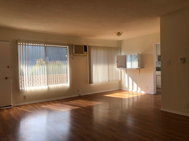 Building Photo - 2215 N Beachwood Dr