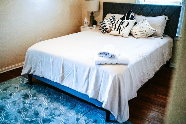 Building Photo - 1469 Sherbrook Rd