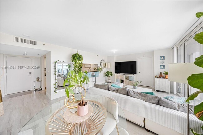 Foto del edificio - 7601 E Treasure Dr