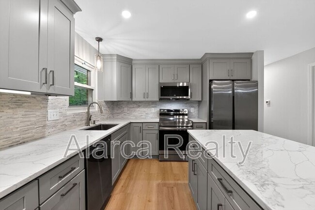 Building Photo - 409 Robinson Ave