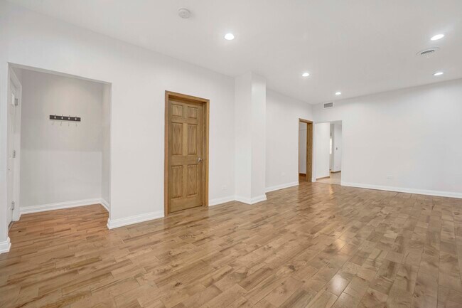 Foto del edificio - 4153 N Bernard St