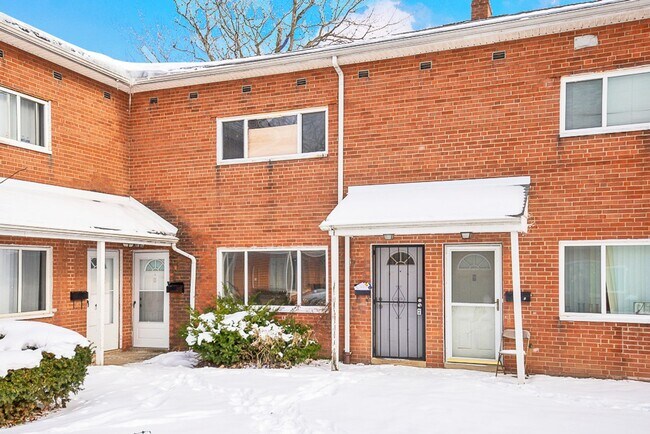 Foto del edificio - 2 BED 1.5 BATH UNIT IN THE BANBURY CONDOMINIUMS!