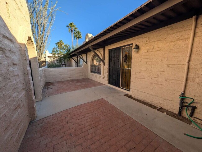 Foto del edificio - Beautiful 3-Bedroom Townhome in North Tucson