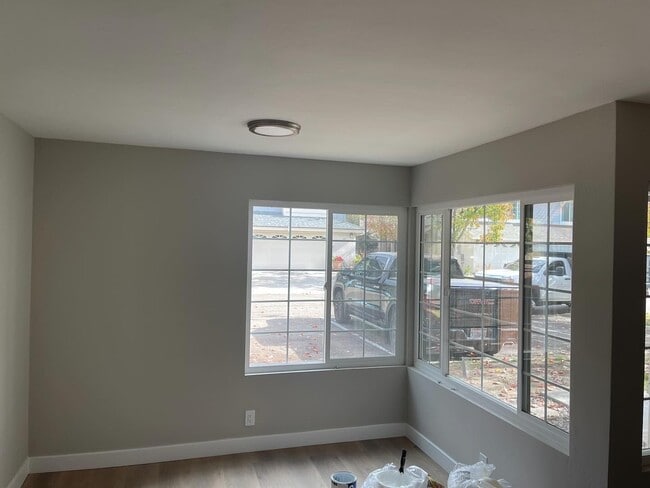 Building Photo - 4 bedrooms 2.5 bathrooms remodeled townhom...