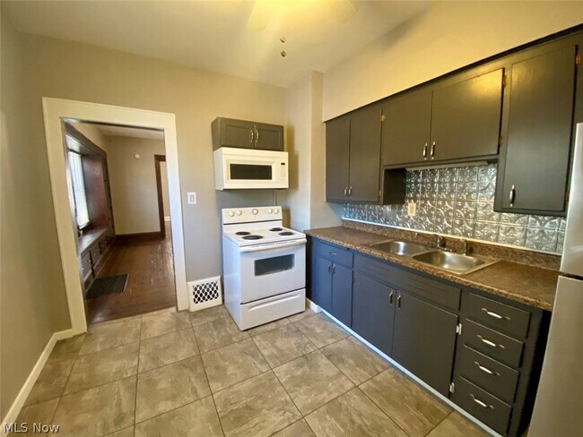 Foto del edificio - 418 Crestwood Ave