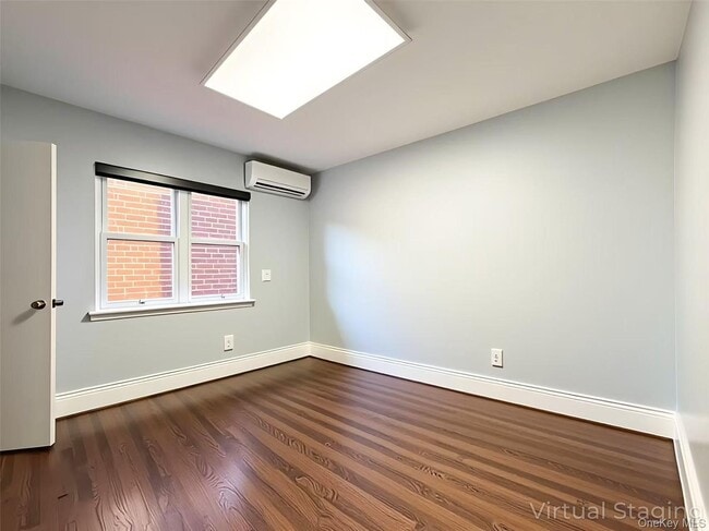 Foto del edificio - 27-30 Francis Lewis Blvd
