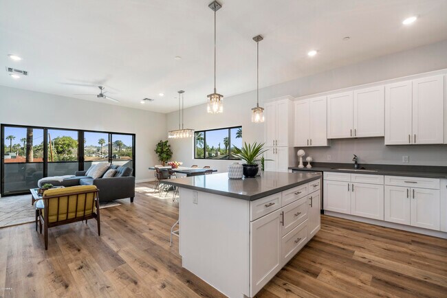 Foto del edificio - 1645 E Cheery Lynn Rd