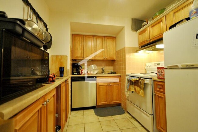 Foto del edificio - 170 Winthrop Rd