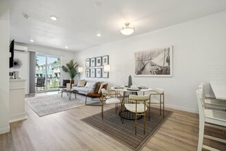 Building Photo - Holmes Park Townhomes