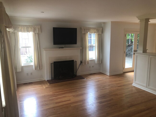 Living room with hardwood floors - 820 Vista Dr