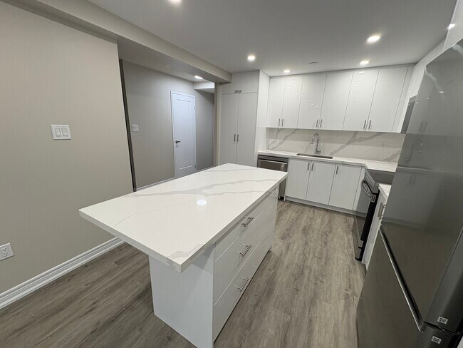 Photo du bâtiment - Beautiful 2 Bedroom with Kitchen Island and In suite Laundry