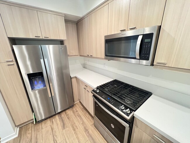 Building Photo - Perfect 2 Bed 2.5 Bath Orange Condo!