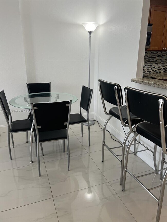 Foto del edificio - 16950 W Dixie Hwy