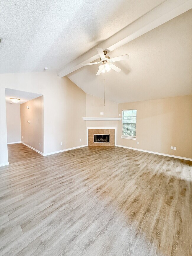 Building Photo - "Charming 4-Bedroom Home with 2 Full Baths in Lubbock – Spacious 1,755 Sq Ft Living Awaits!"