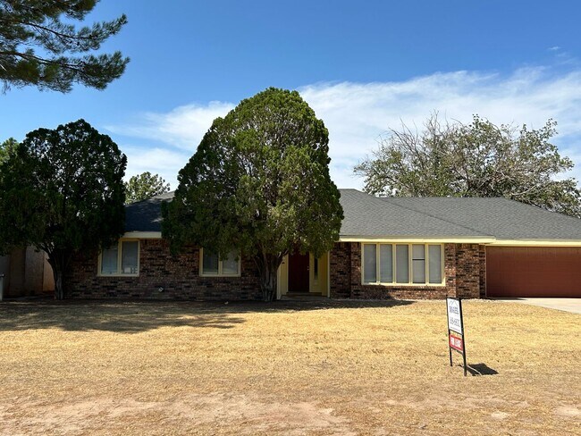 Building Photo - BACK ON THE MARKET!!!  Large Ranch Style R...