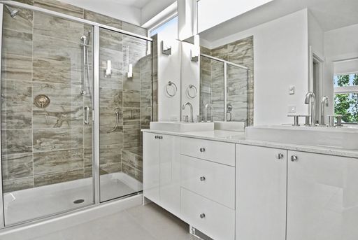 Foto del edificio - AVAILABLE AUGUST 14th! Modern Townhome w/ Private Balcony, AC, & Reserved Parking in Central Area
