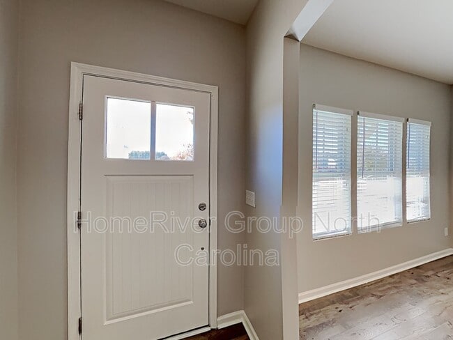 Building Photo - 266 Whispering Hills Dr