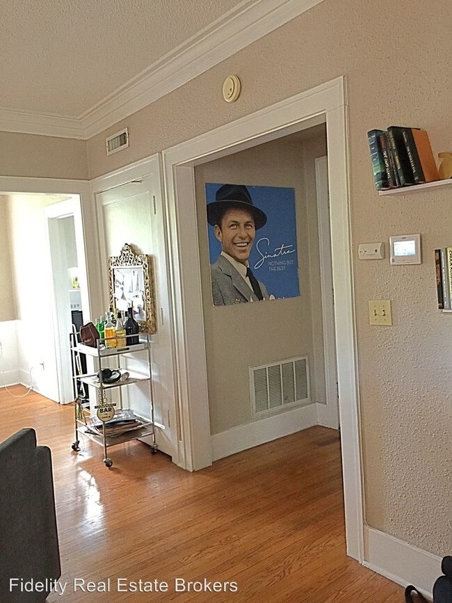 Foto del edificio - 2117 N Shartel Ave