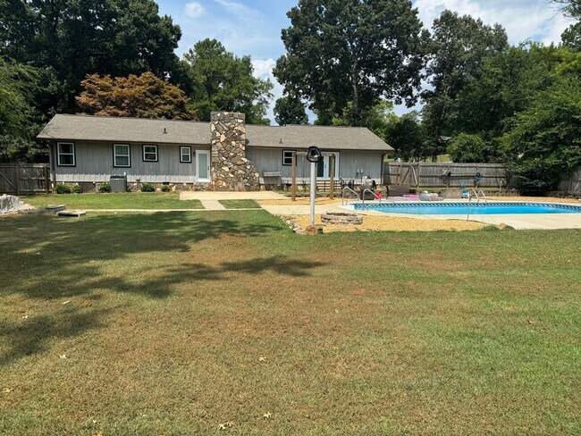 Building Photo - 3 Bedroom Single Family Home in Cartersvil...